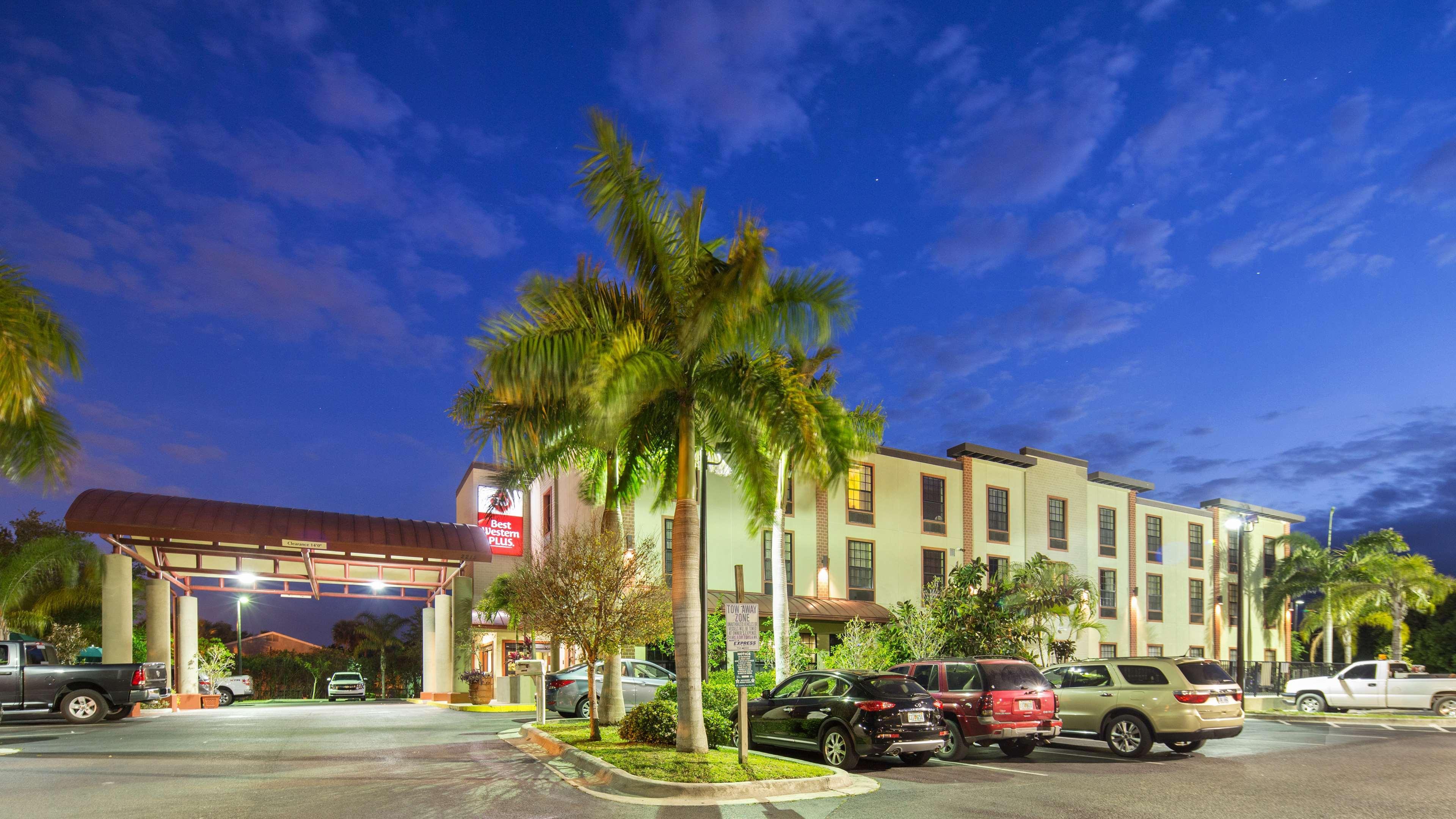 Best Western Plus Bradenton Gateway Hotel Exterior foto